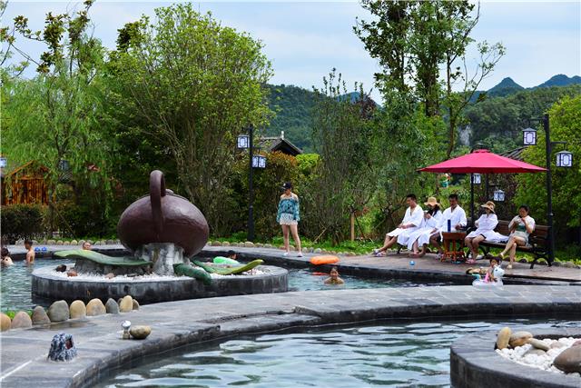 百里杜鵑溫泉引客來