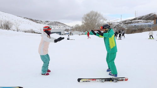 3月14日,在阿勒泰市將軍山滑雪場,滑雪教練正在給游客們教學。(阿勒泰市融媒體中心供圖)