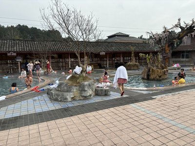 游客泡溫泉。