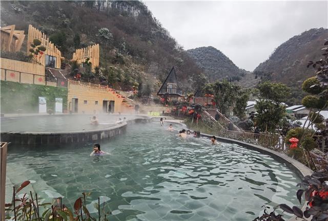 游客在濯纓谷體驗溫泉隨著百里杜鵑溫泉產業的不斷發展,來百里杜鵑泡