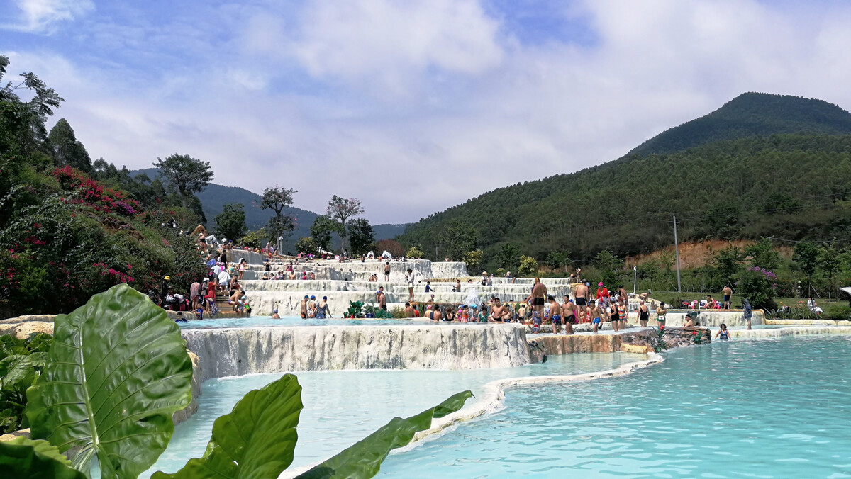 布透溫泉 在廣西上思縣城外約5公里處。“布透”是壯語的譯音,“布”是井的意思,“透”是溫熱的意思,合起來就是“溫熱的井”的意思。