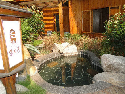 【許昌泉眼客棧+(紫龍灣溫泉/灰湯金太陽溫泉度假村/灰湯華天城溫泉可選)團(tuán)購詳情】泉眼客棧+(紫龍灣溫泉/灰湯金太陽溫泉度假村/灰湯華天城溫泉可選)價(jià)格_人均消費(fèi)(圖)