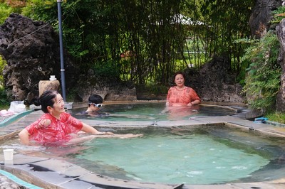 時值初冬,游客在綏陽縣溫泉鎮享受地熱溫泉. 王嬋娟 攝.jpg