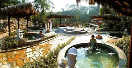 溫湯鎮 退休生活的養生天堂，溫泉暖身菊花養心